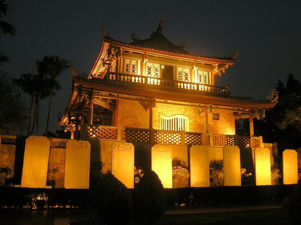 Cambridge Tainan Hotel Exterior photo